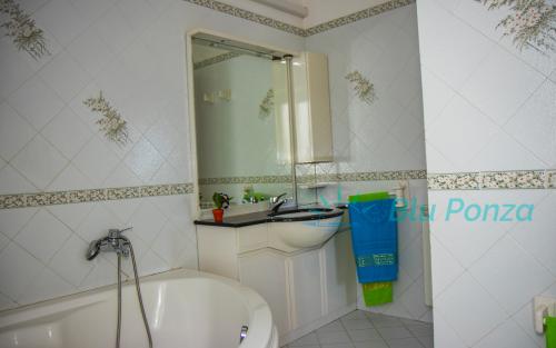 casa-vacanze-astrea-le-forna-blu-ponza-cala-acqua-14