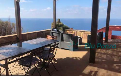 villa-capo-bianco-blu-ponza-vista-mare-porto-03