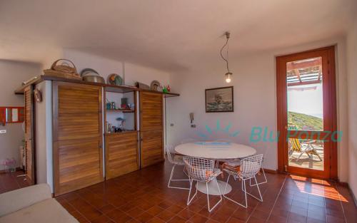 villa-capo-bianco-blu-ponza-vista-mare-porto-04