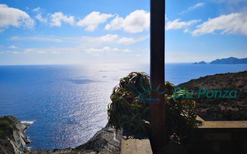 villa-capo-bianco-blu-ponza-vista-mare-porto-06