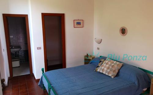 villa-capo-bianco-blu-ponza-vista-mare-porto-09