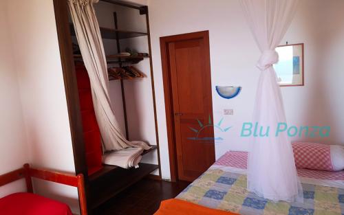 villa-capo-bianco-blu-ponza-vista-mare-porto-10