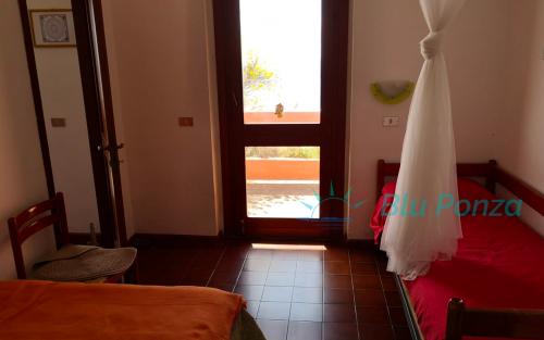 villa-capo-bianco-blu-ponza-vista-mare-porto-11