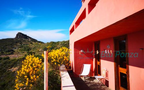 villa-capo-bianco-blu-ponza-vista-mare-porto-12