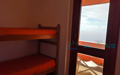villa-capo-bianco-blu-ponza-vista-mare-porto-13